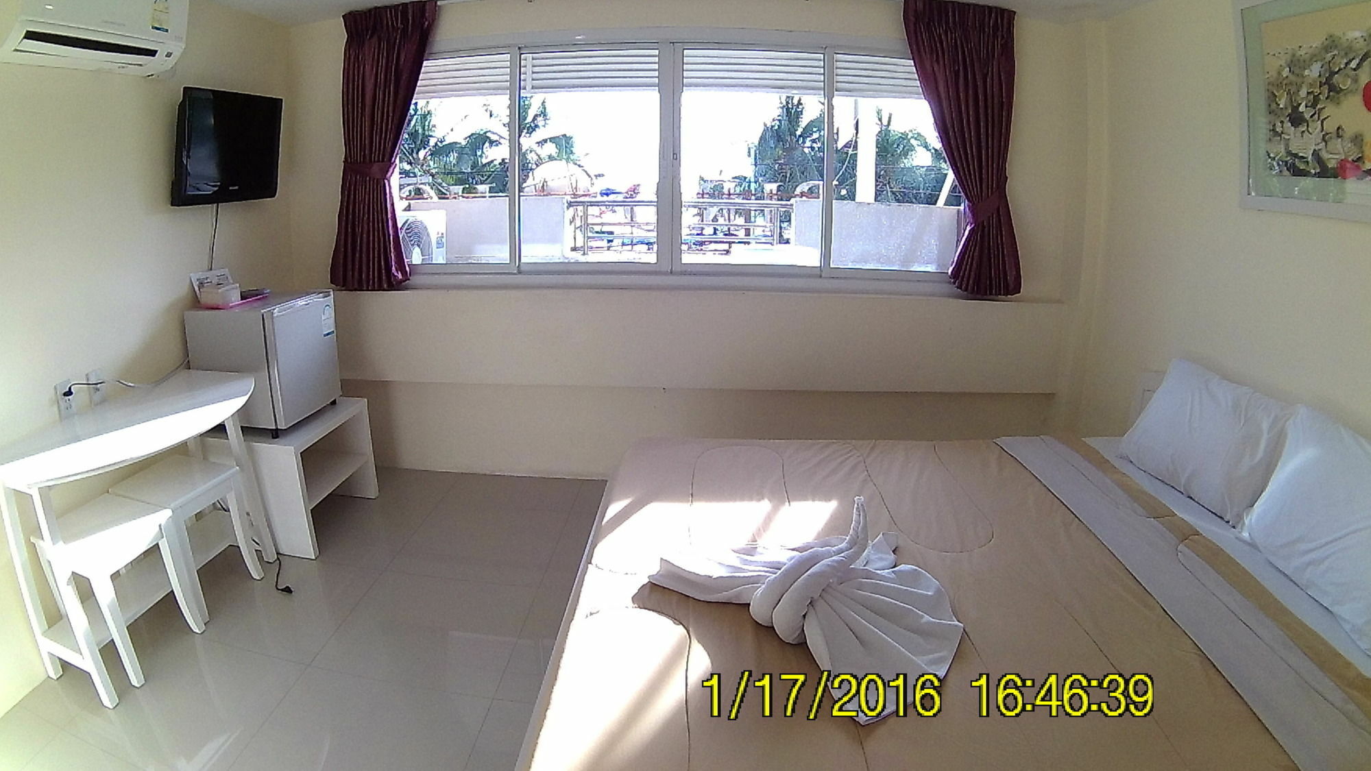 Bird Hotel Chonburi Bagian luar foto